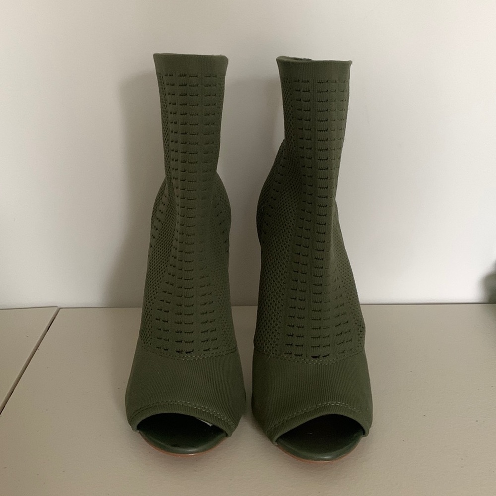 OPEN TOE STEVE MADDEN PULL LINNING SOCK BOOTS‎